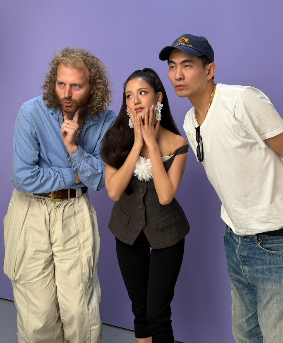PortalJisoo_'s tweet photo. JISOO com Hang Chong, fundador e diretor criativo da Self-Portrait e Oliver Hadlee Pearch, fotógrafo de moda e diretor britânico. https://t.co/aZ9aVEnKZx