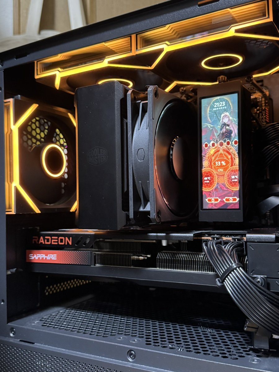 RS27Taka's tweet photo. 本命のRadeon RX7800XTへ換装！
Radeonでは不得手のFF14も良いスコアや。

では、このPCはこの状態で売りに出すかな♪
スペックは
CPU:Intel Core i5 14400F
メモリ:32GB (DDR4-3200 16GB ×2)
SSD:1TB (M.2 PCIe Gen4)
グラボ:Radeon RX7800XT 16GB
以上！ https://t.co/ZNLQhBGwNH