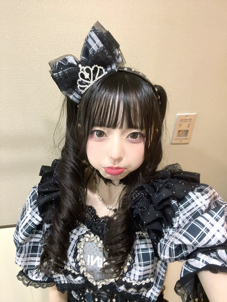 iMiN_ive's tweet photo. 本日は、iMiN! × AsIsさん×ハルニシオンさん3マンライブありがとうございました！！(>_<)🤍

とってもアチアチなセトリだったね🤍
みんな楽しんでくれたかな~( ◜𖥦◝)💭ྀི

本日はコロネツインでしたᥬ👶🏻ᩤ
明日もライブですっ！会える人ぜひ教えて欲しいな~( '༥'  )🤍🤍

今日は1日ありがとうございました♡