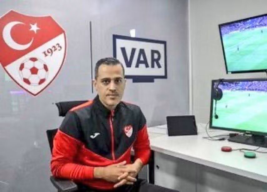 KaptanGalip's tweet photo. 💥💥💥 TESADÜF💥💥💥

16932 lisans numaralı İzmir bölgesi hakemi Alper Ulusoy, Mehmet Büyükekşi döneminde 

13 Galatasaray maçının 10'unda VAR 3'ünde AVAR olarak görev aldı.

Galatasaray 13 maçın 12'sinde galip gelirken 1'inde berabere kaldı.

Bu dönemde Alper Ulusoy Galatasaray’ın 6 maç üst üste var hakemliğini yaptı