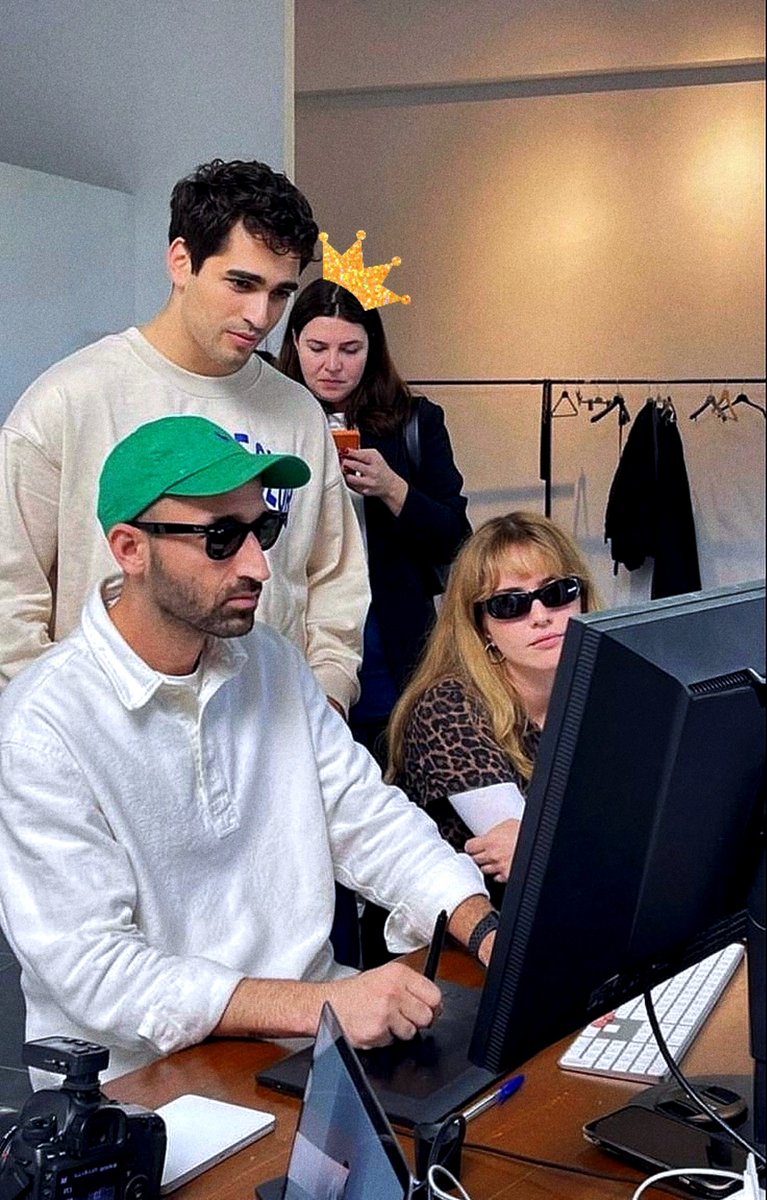 Dineli98's tweet photo. أتفق بجد ميراي رغم انها تبان باردة و مش بيفرق لها إلا انها ذكية و حافظة قيمة مارت و بعداه عن كل القرف بتاع وسطهم و مخلية ظهوره مدروس جداً مؤخراً 
كويس انها سالكة معاه لوحدها في وسط مافيا الوكالات و الوسايط 
ف همدحها اليومين دول قبل ما اقلب عليها تاني😂😂🤍 https://t.co/ER1xW2Yd5n