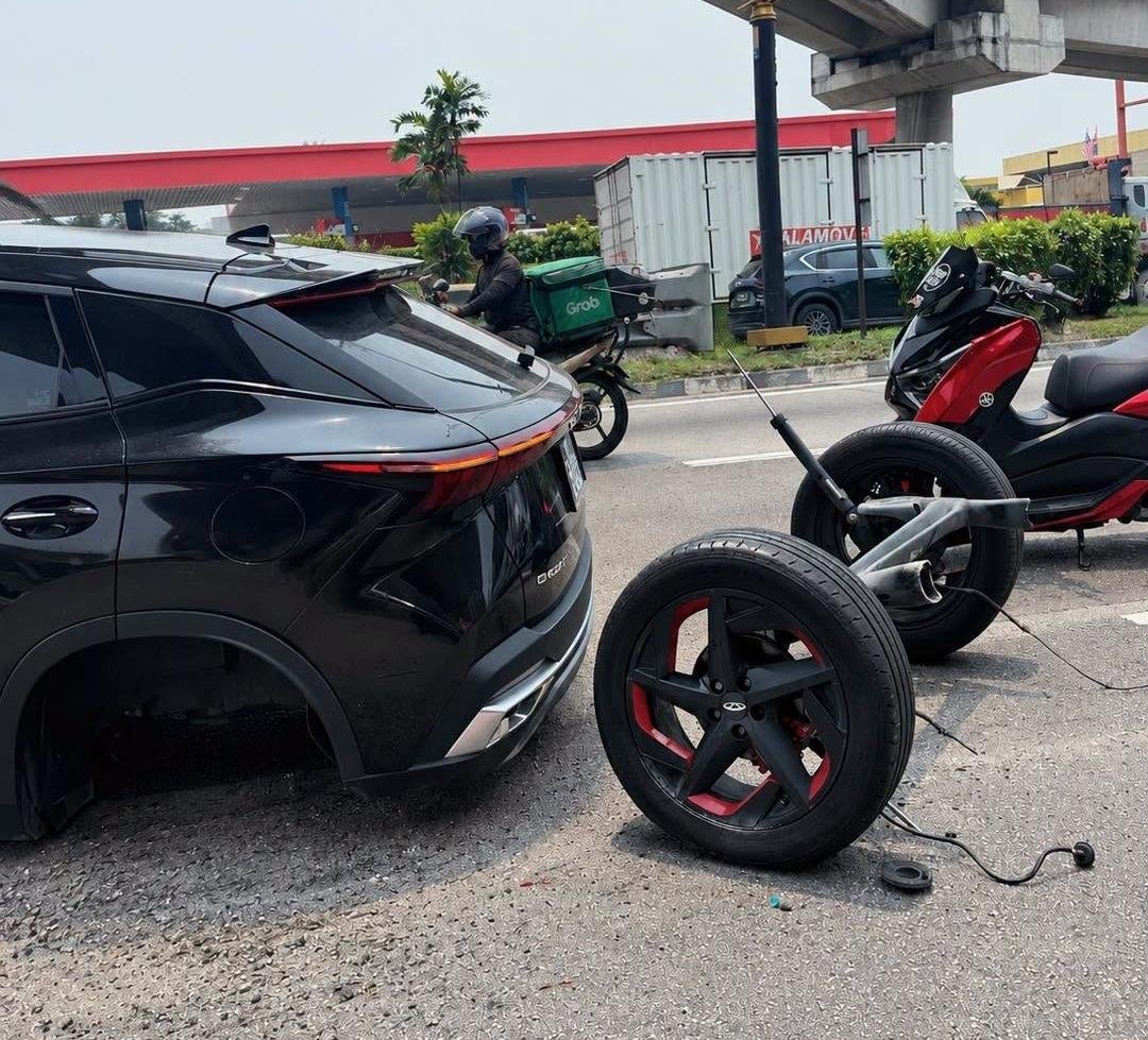 webtekno's tweet photo. Chery Omoda 5’in arka aksı, iki tekerleğiyle birlikte araçtan tamamen koptu.

Malezya'da yaşanan olaya ait görüntüler, Çinli otomobil üreticilerinin kalite ve güvenlik standartlarını yeniden gündeme getirdi. https://t.co/rCX8elHrjP