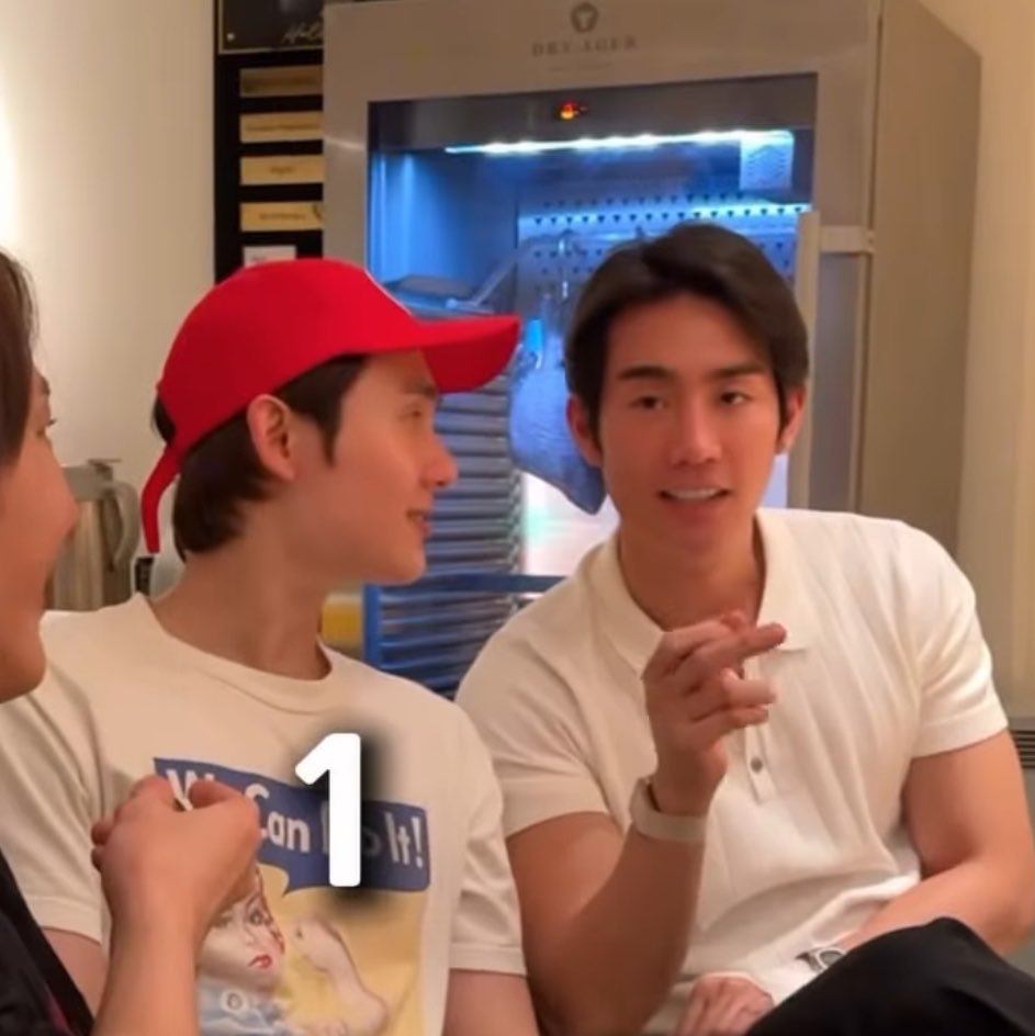 __hhappywithfb's tweet photo. ป้าเพ็ญกล้องอยู่ทางนี้เด้อ https://t.co/bI8LhmR7KN