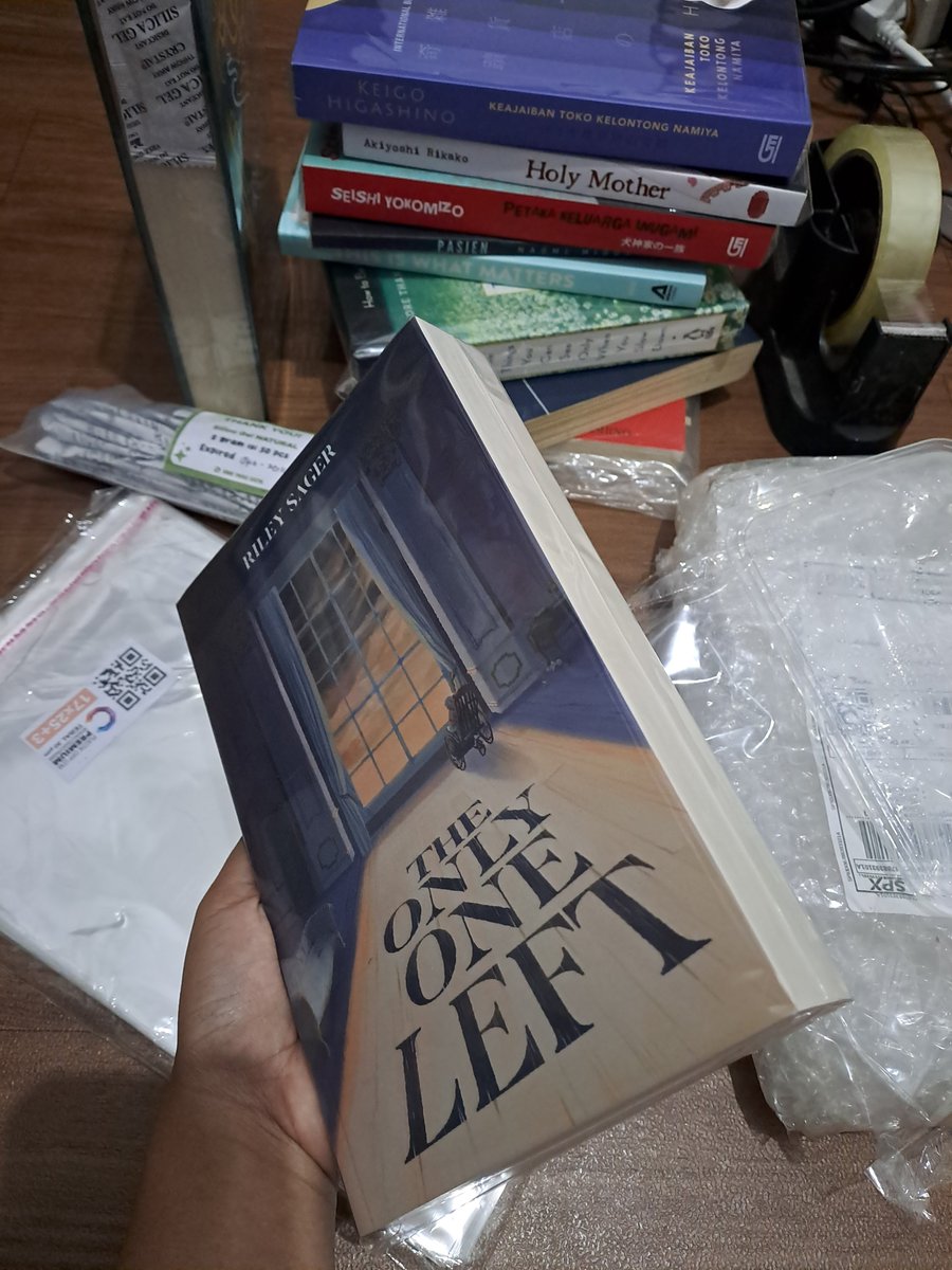 tsannshine's tweet photo. duhh ini passsss bangettt ukurannya sama plastik yang kubeli, jadi pengen plastikin aja 😀 https://t.co/DwXRxJ9yVQ