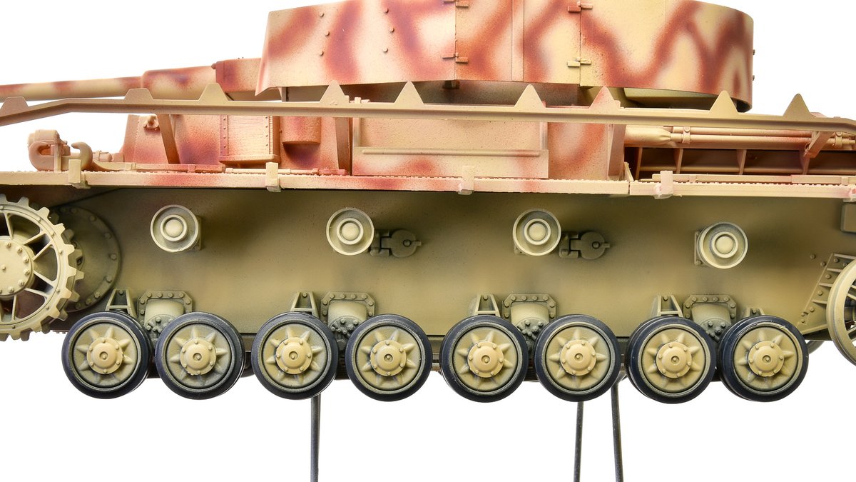 NippperCom's tweet photo. 戦車模型に欠かせないタイヤやゴムの塗り分け。細部塗装の中でもちょっとめんどいな～と思うところだけに、このコルブス・ブラックの力をぜひ活用してください！
https://t.co/CQB1jn9OWD
戦車プラモに最高のシタデルカラーは「コルブス・ブラック」と断言します！！！
#シタデルカラー #筆塗り https://t.co/rkhcleUCRO