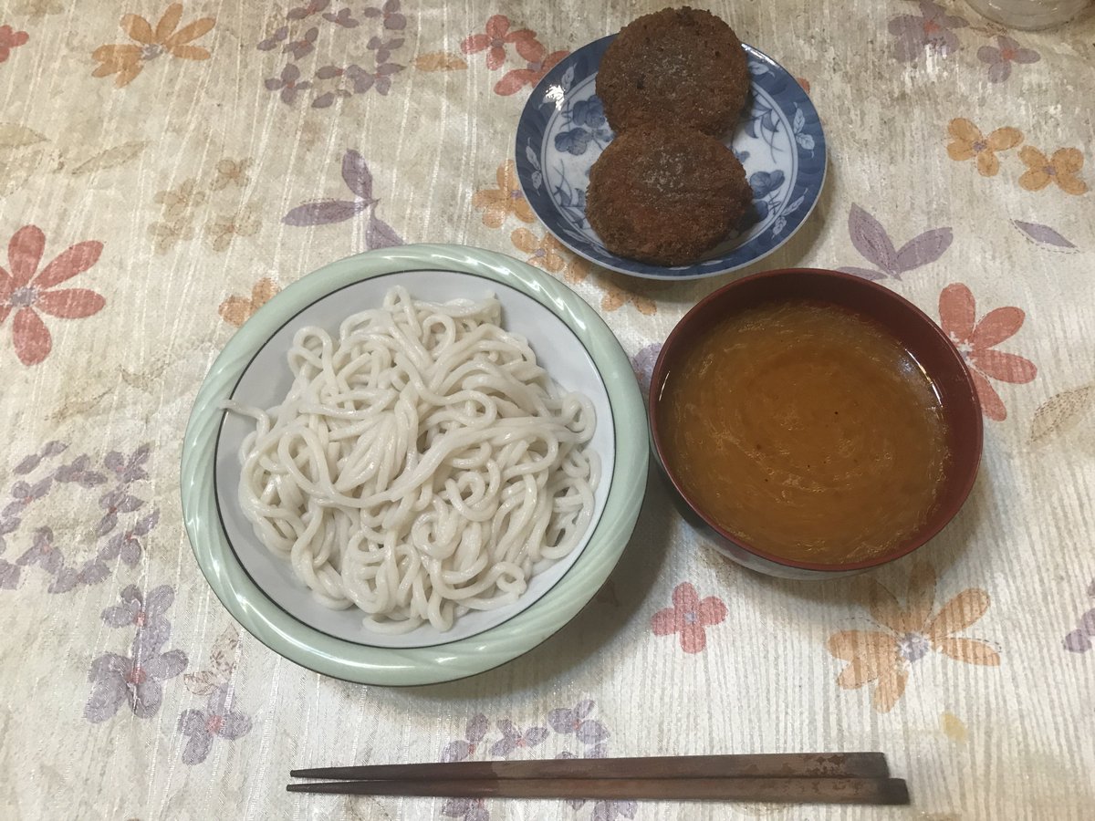 OUT1039253's tweet photo. 今日の晩御飯😋🍴
 #夜ご飯  #晩御飯  #うどん  #味噌ラーメンスープ  #メンチカツ https://t.co/bwBguQ2IT9