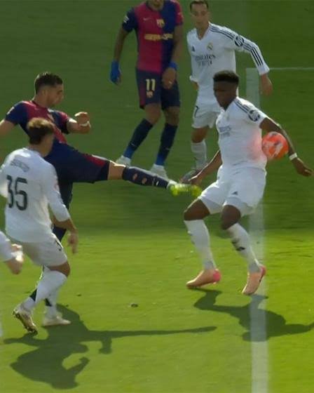 Marc14Carpediem's tweet photo. 🚨LA ESCANDALOSA DESIGNACIÓN DE HERNÁNDEZ HERNÁNDEZ PARA EL BARÇA CLUB ESTADO-TRAMPAS!!!

El Clásico del 4-3 (Mayo 2025): Fue catalogado por analistas como uno de sus arbitrajes más caóticos. Dejó de señalar un penalti a favor del Barcelona por una mano de Tchouaméni tras el disparo de Ferran Torres. A pesar de que el VAR le advirtió que el balón iba a portería, Hernández Hernández acudió al monitor y decidió mantener su decisión inicial. En ese mismo encuentro, perdonó la tarjeta roja directa al centrocampista francés por derribar a Ferran siendo el último defensor.