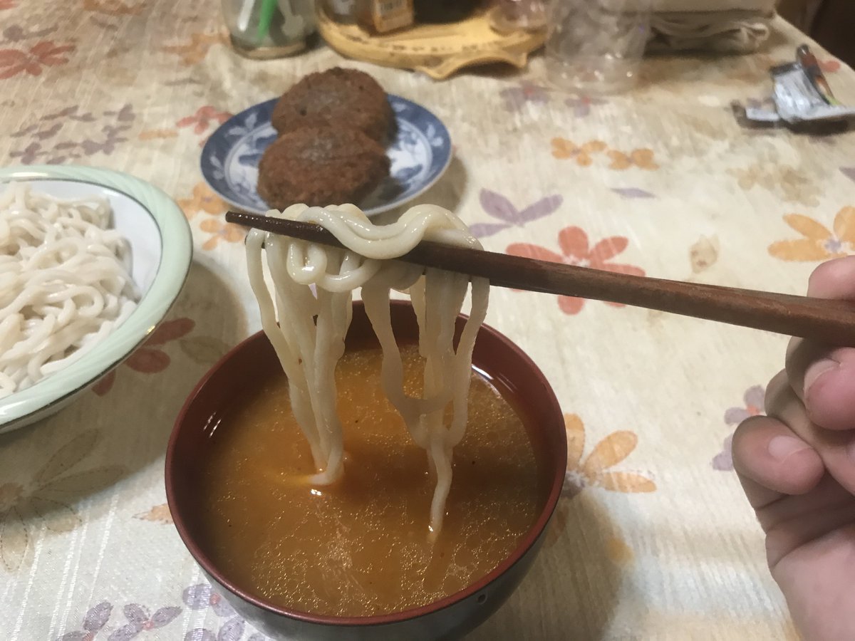 OUT1039253's tweet photo. 今日の晩御飯😋🍴
 #夜ご飯  #晩御飯  #うどん  #味噌ラーメンスープ  #メンチカツ https://t.co/bwBguQ2IT9