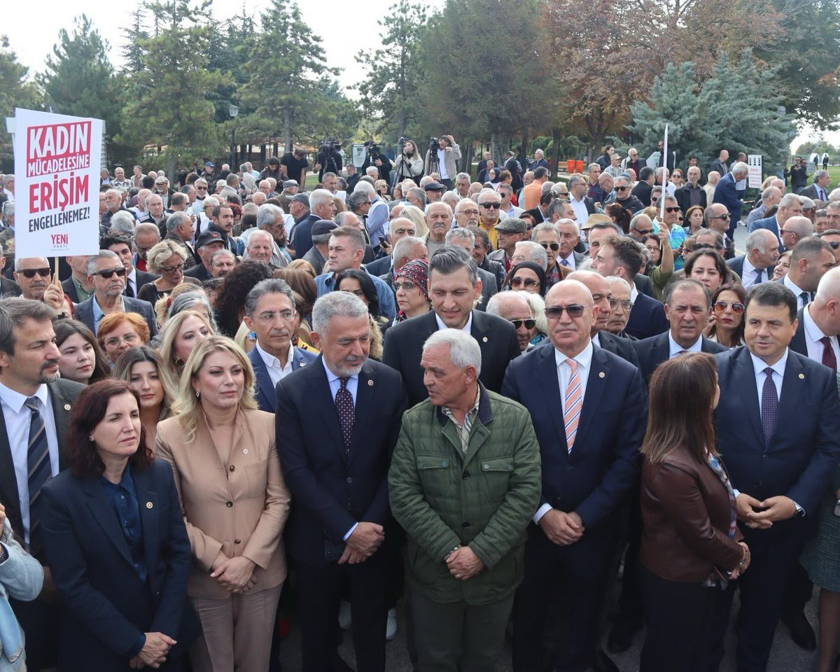 yepyenigenclik's tweet photo. Anayasa Mahkemesi önünde erişim engellerine karşı bir araya geldik.

Hukuksuz mahkeme kararlarını hiçbir şekilde kabul etmiyoruz.

Sesimizi kısmak, ifade özgürlüğümüzü kısıtlamak isteyenlere karşı bir aradayız; birbirimizin her daim sesi olacağız!

#SansüreDurDe https://t.co/TWx2i84eAu