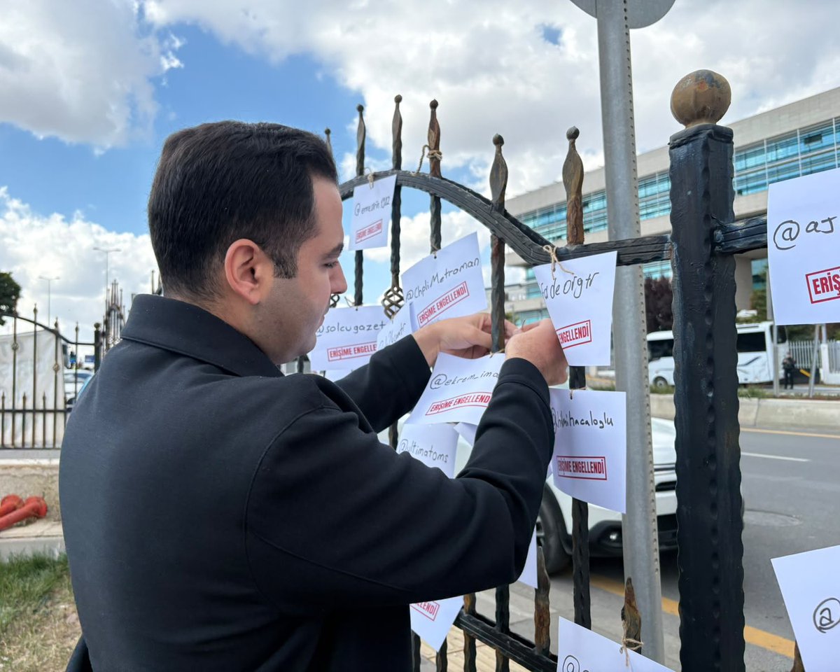 yepyenigenclik's tweet photo. Anayasa Mahkemesi önünde erişim engellerine karşı bir araya geldik.

Hukuksuz mahkeme kararlarını hiçbir şekilde kabul etmiyoruz.

Sesimizi kısmak, ifade özgürlüğümüzü kısıtlamak isteyenlere karşı bir aradayız; birbirimizin her daim sesi olacağız!

#SansüreDurDe https://t.co/TWx2i84eAu