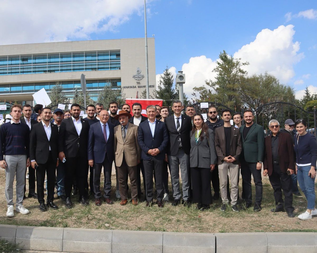 yepyenigenclik's tweet photo. Anayasa Mahkemesi önünde erişim engellerine karşı bir araya geldik.

Hukuksuz mahkeme kararlarını hiçbir şekilde kabul etmiyoruz.

Sesimizi kısmak, ifade özgürlüğümüzü kısıtlamak isteyenlere karşı bir aradayız; birbirimizin her daim sesi olacağız!

#SansüreDurDe https://t.co/TWx2i84eAu