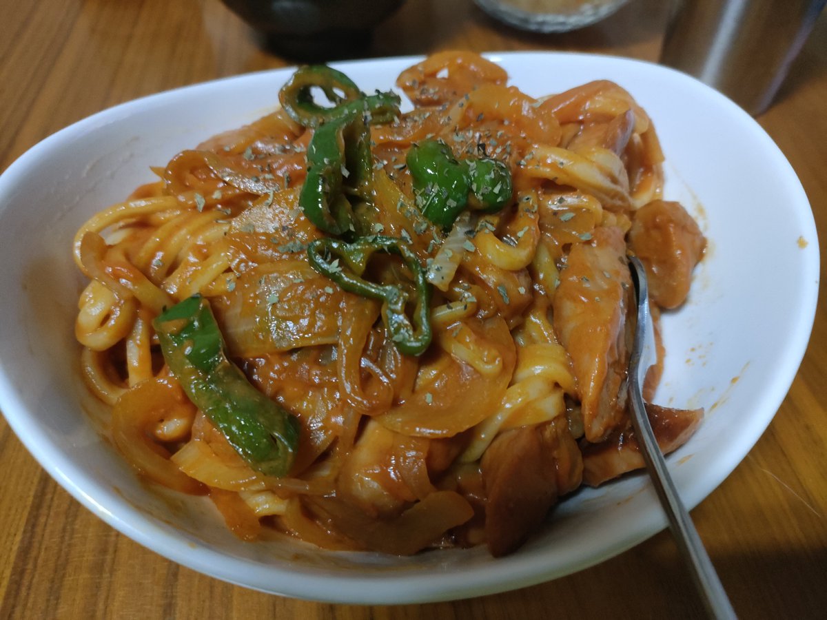 kan_cha_690305's tweet photo. 今夜はうどんナポリタン🍝
ナポリタンが食べたくて
ソーセージとピーマン、玉ねぎを買っといたんだけど、パスタが無くて、うどんで代用してみたよ🥳
思った以上に美味しくできたぁ！ https://t.co/gXO6uA88Aa