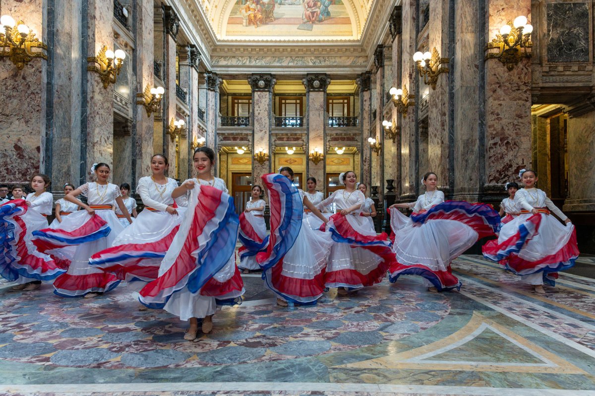 CosseCarolina's tweet photo. Es una gran alegría recibir en el Palacio Legislativo a los egresados de la Escuela Artigas del Solar de Artigas, de Asunción, Paraguay, que eligieron Uruguay como paseo de fin de año.
La Escuela Artigas es una escuela uruguaya en Paraguay, ubicada en el solar donde Artigas vivió sus últimos cinco años. En 1903, Paraguay donó ese predio a Uruguay en gesto de amistad, y en 1924 se inauguró la escuela. Sus maestras son uruguayas y sus alumnos, paraguayos y uruguayos, trabajan con ambos programas integrados, además de clases de guaraní. Hace más de 100 años, la hermandad entre ambas naciones convive en sus aulas. 🇺🇾🇵🇾