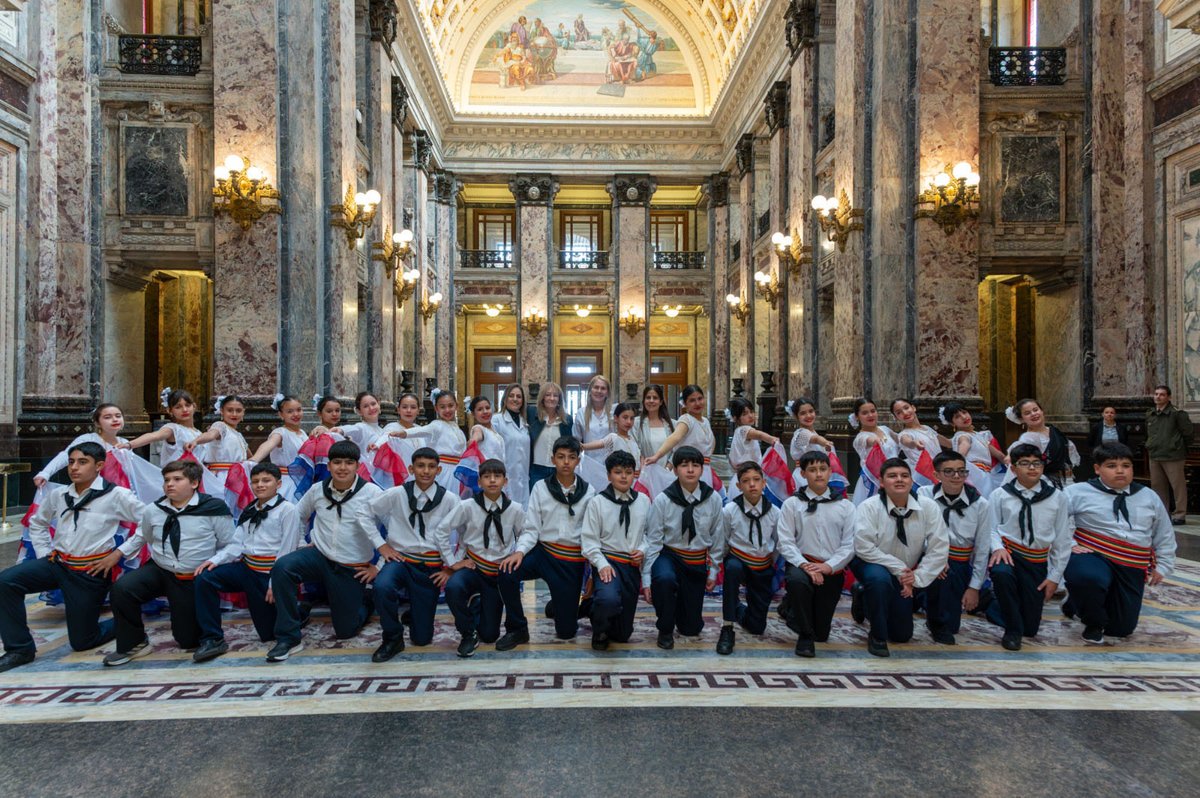 CosseCarolina's tweet photo. Es una gran alegría recibir en el Palacio Legislativo a los egresados de la Escuela Artigas del Solar de Artigas, de Asunción, Paraguay, que eligieron Uruguay como paseo de fin de año.
La Escuela Artigas es una escuela uruguaya en Paraguay, ubicada en el solar donde Artigas vivió sus últimos cinco años. En 1903, Paraguay donó ese predio a Uruguay en gesto de amistad, y en 1924 se inauguró la escuela. Sus maestras son uruguayas y sus alumnos, paraguayos y uruguayos, trabajan con ambos programas integrados, además de clases de guaraní. Hace más de 100 años, la hermandad entre ambas naciones convive en sus aulas. 🇺🇾🇵🇾