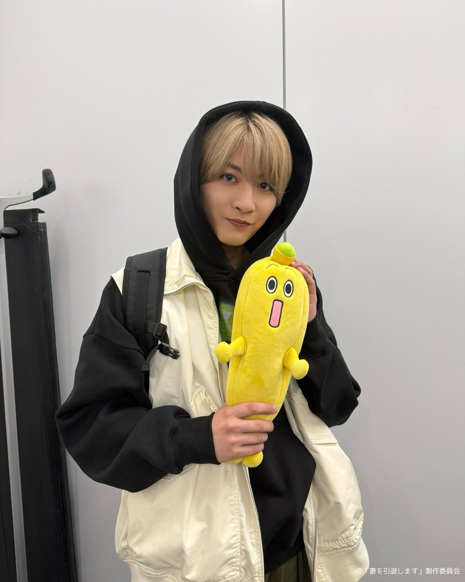 premiere23_tx's tweet photo. ˗ˏˋ 📷⌇𝘰𝘧𝘧 𝘴𝘩𝘰𝘵 ˎˊ˗

屋上で話す穂奈未と和久井を見つめる
怪しい男(？) 影山(#本髙克樹) と #ナナナ👦🏼🍌

この衣装は 牡蠣べロス です
と本髙さんに教えていただきました🧐✍🏻

1話を見ればその理由が分かる...かも？👇🏻
▶︎ https://t.co/kyxMESWhrH

#妻を引退します #ツマイン #BandZAI https://t.co/HDjcD8DmtS