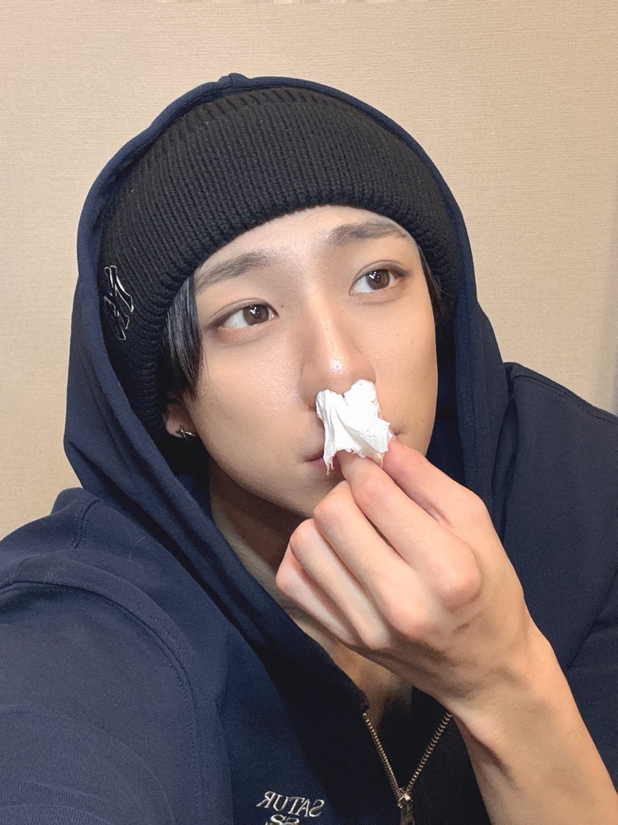 seven_deuce_OA's tweet photo. HaLです。。

助けてください…
もう一歩も外に出たくないってぐらい花粉にやられてます🤧
24時間鼻にティッシュ詰めっぱなし、1時間おきに鼻血ぶしゃー����
大分忙しくさせてもろてます。。はぁ。

 #SevenDeuce #セブデュ #HaL
@nobu_haru1022 https://t.co/Xvxo2s2KxV