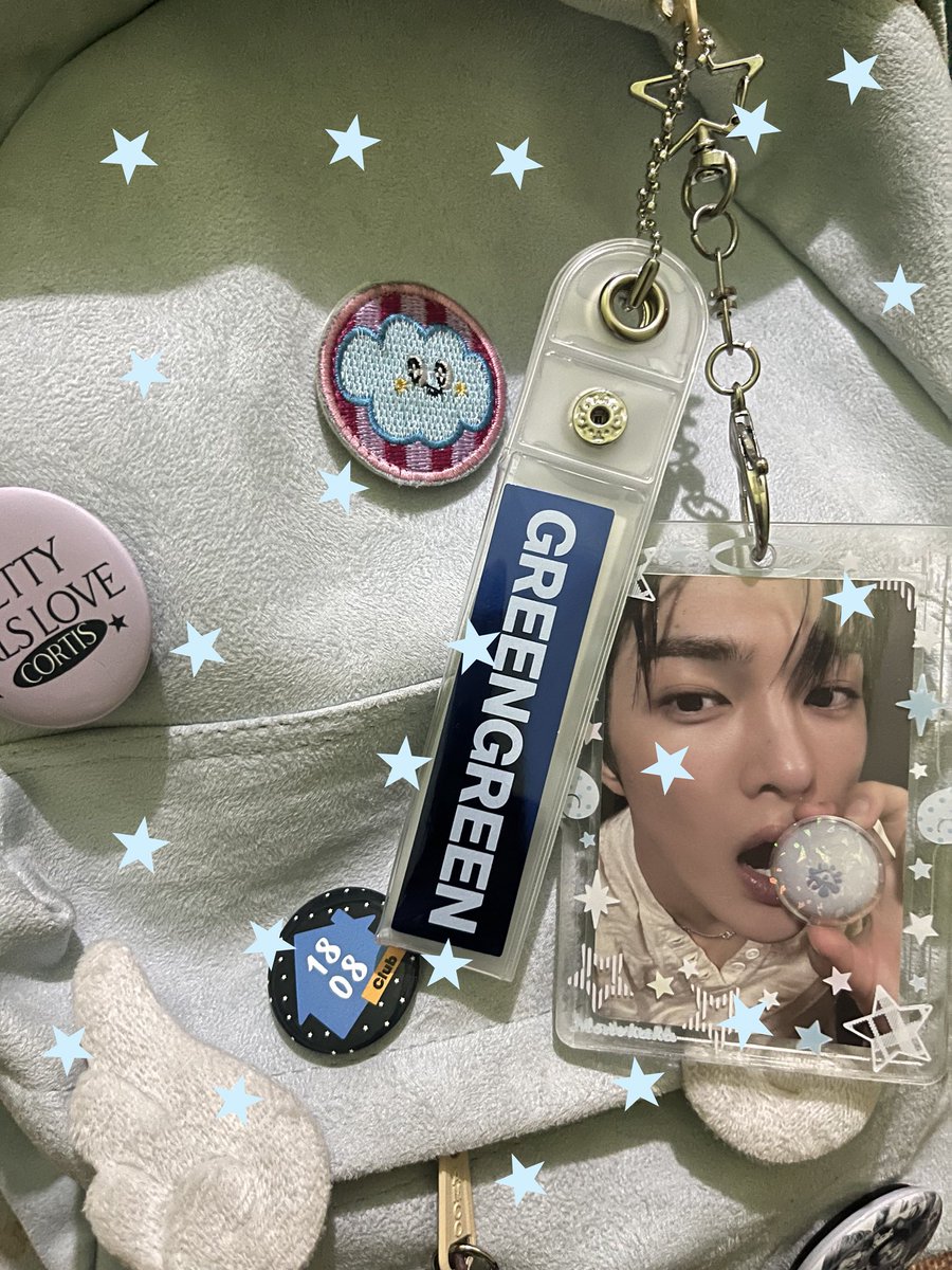 luvvinghyeon's tweet photo. my school backpack 🤍 https://t.co/NT2RhqcZSU