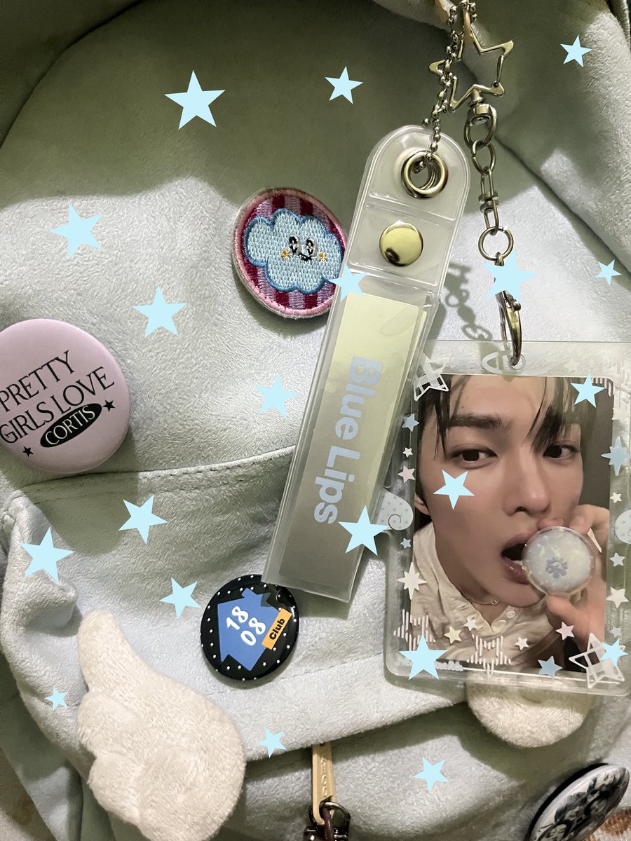 luvvinghyeon's tweet photo. my school backpack 🤍 https://t.co/NT2RhqcZSU