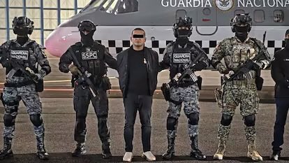 LuisCardenasMx's tweet photo. 🛢️El Tanque controlaba el huachicol en cuatro estados y operaba para el CJNG

Iván Cazarín, detenido en Zapopan y señalado como líder regional del CJNG, coordinaba el robo de hidrocarburos, el lavado de dinero y el trasiego de drogas. Según la investigación de @El_Universal_Mx también habría intervenido para que el grupo dejara de extorsionar a una mina proveedora de balasto del Tren Maya, luego de que Luis Alberto Olán pidiera ayuda a su hermano Amílcar. Omar García Harfuch dijo que las indagatorias vinculan a Cazarín con homicidios, extorsión y privación ilegal de la libertad.