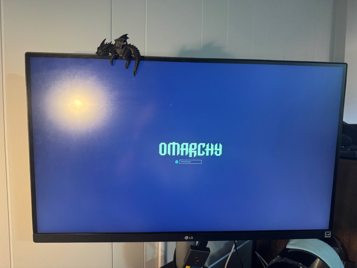 ThinkWithSophie's tweet photo. 对了，昨天并行顺手做了Mac Mini和Omarchy的主机支架，还有ESP墨水屏的Wifi组合定位算法。 https://t.co/5pXx8h8fBO