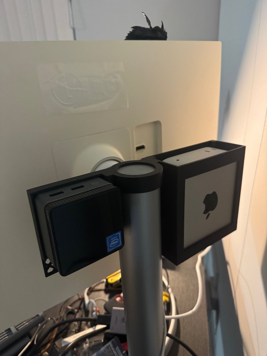 ThinkWithSophie's tweet photo. 对了，昨天并行顺手做了Mac Mini和Omarchy的主机支架，还有ESP墨水屏的Wifi组合定位算法。 https://t.co/5pXx8h8fBO