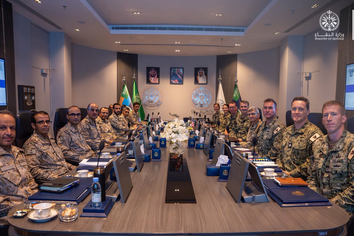modgovksa's tweet photo. معالي رئيس أركان #القوات_البحرية الفريق الركن محمد الغريبي يستقبل قائد القوات البحرية بالقيادة المركزية الأمريكية قائد الأسطول الخامس الفريق البحري كيرت رينشو، ويبحثان التعاون البحري بين البلدين، بما يخدم مصالحهما المشتركة، ويعزز الأمن البحري وحرية الملاحة البحرية في المنطقة. https://t.co/W9pgruJj2r