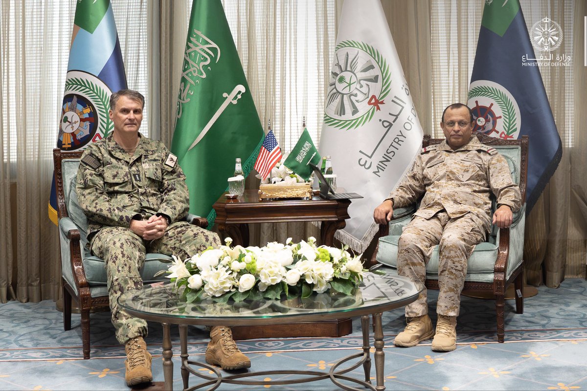 modgovksa's tweet photo. معالي رئيس أركان #القوات_البحرية الفريق الركن محمد الغريبي يستقبل قائد القوات البحرية بالقيادة المركزية الأمريكية قائد الأسطول الخامس الفريق البحري كيرت رينشو، ويبحثان التعاون البحري بين البلدين، بما يخدم مصالحهما المشتركة، ويعزز الأمن البحري وحرية الملاحة البحرية في المنطقة. https://t.co/W9pgruJj2r