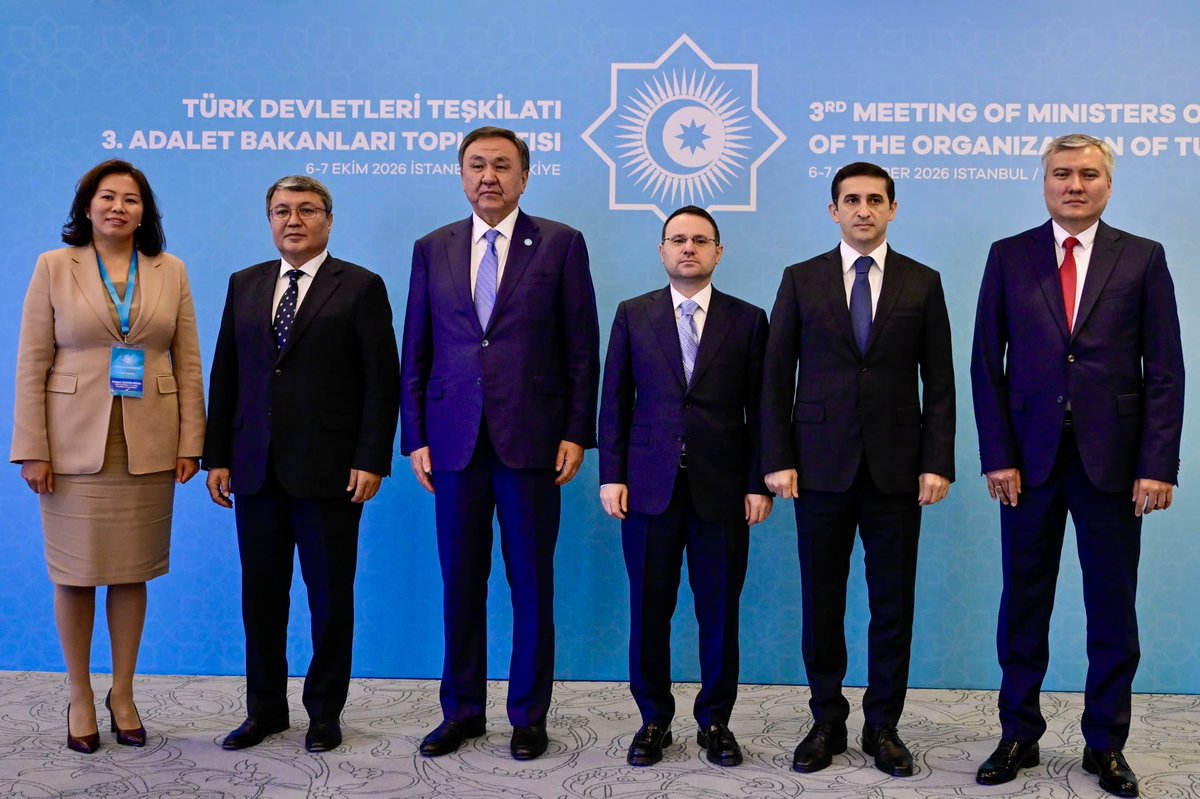 abakingurlek's tweet photo. 📍 İstanbul

Türk Devletleri Teşkilatı Adalet Bakanları 3’üncü Toplantısı vesilesiyle ülkemizde bulunan Azerbaycan Cumhuriyeti Adalet Bakanı Sayın Farid Ahmadov, Kırgız Cumhuriyeti Adalet Bakanı Sayın Almaz Ayılçiev ve Özbekistan Cumhuriyeti Adalet Bakanı Sayın Akbar Tashkulov ile bir araya geldik.

Görüşmemizde, ülkelerimiz arasındaki adli iş birliğini daha ileriye taşıyacak adımları, kurumlarımız arasındaki bilgi ve tecrübe paylaşımını güçlendirecek müşterek çalışmaları kapsamlı şekilde ele aldık.

Ortak tarihimiz, köklü kültürümüz ve kardeşlik bağlarımızdan aldığımız güçle; Türk Devletleri Teşkilatı çatısı altında adalet alanındaki iş birliğimizi daha da güçlendirmeye, ortak irademizi somut adımlara ve kalıcı kazanımlara dönüştürmeye kararlılıkla devam edeceğiz.

Türk dünyasında adalet alanındaki ortak vizyonumuzu güçlendiren bu önemli toplantıya katılımları ve müşterek çalışmalarımıza sundukları kıymetli katkılar dolayısıyla değerli mevkidaşlarıma teşekkür ediyorum. 🇹🇷🇦🇿🇰🇬🇺🇿