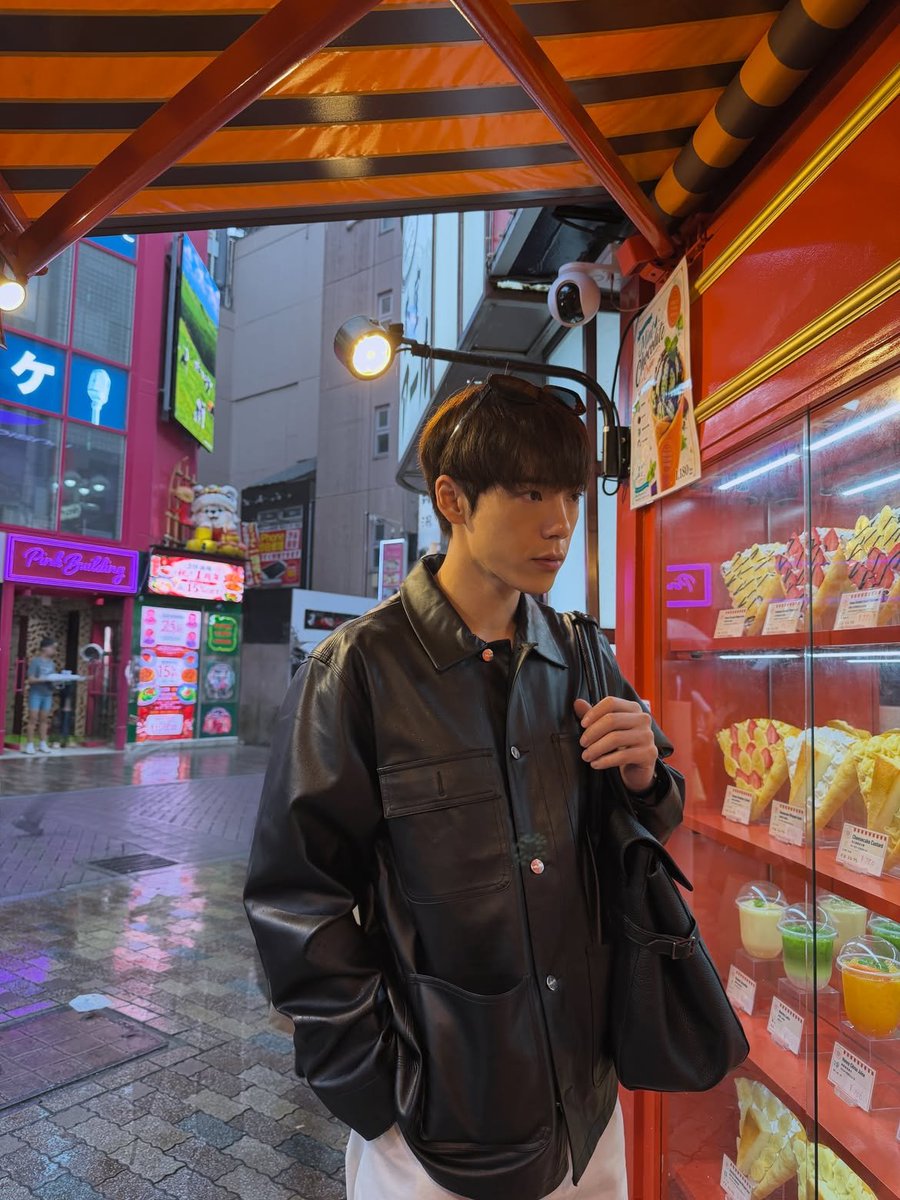 _mofumou's tweet photo. 261007 황윤제 인스타게시물👀💙

그래서 크레페랑 눈싸움하는거야?
그래서 어느거먹었는데 딸바야 아이스크림크레페야 뭐야

#황윤제 https://t.co/uIvWkLP2Rn