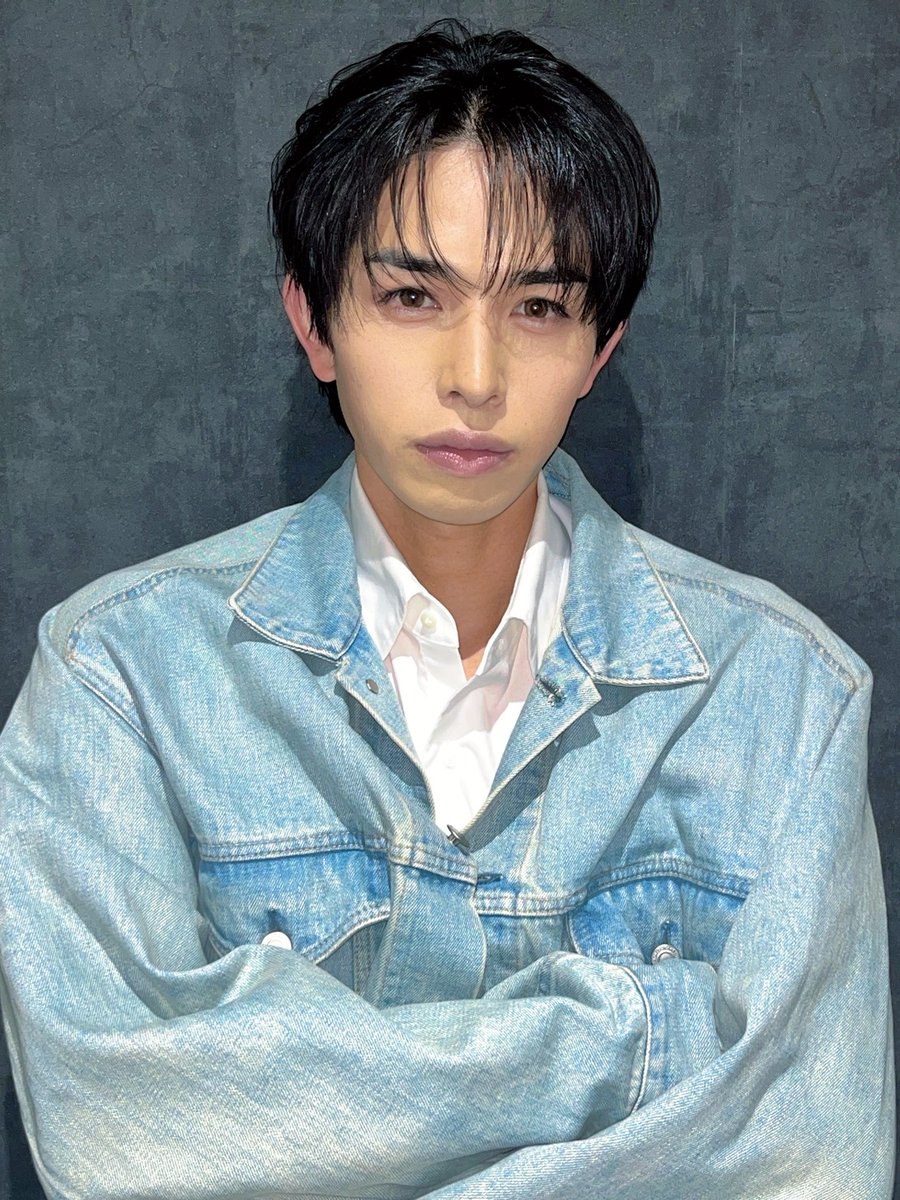 cloudten_member's tweet photo. 今日はなんだか白いペンライト多かった？🤍

流石に嬉しゅうとだからもっと振りに来て🫢

#Cloudten #深水柊人 https://t.co/rATUwVsIg1