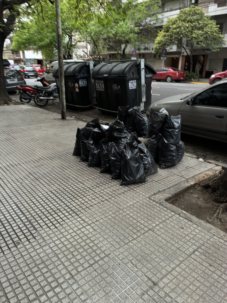NerinaAndrea's tweet photo. Hola @jorgemacri @ibaistrocchi @DaroNieto  @gloriallopiz @gcba @lauritalonso  @gzinny  @CominVillanueva #cabaabandonada #mugre Avellaneda 2065 . Cuál es la empresa recolectora de la zona ? Quien controla ? @VecinosCon5633 https://t.co/EV2xl8KzU9