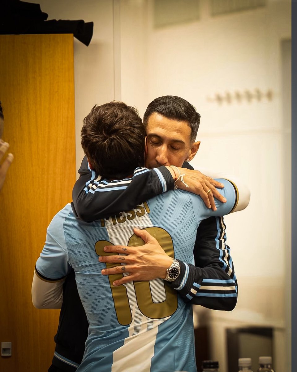 RosarioCentral's tweet photo. Nuestro capitán, Ángel Di María, estuvo presente en el Monumental para acompañar a Lionel Messi en su despedida de la Selección Argentina.

Gracias por tanto fútbol, Leo. Gracias por todo lo que nos hicieron vivir con la celeste y blanca 🤍🩵 https://t.co/XFqR14kRyj