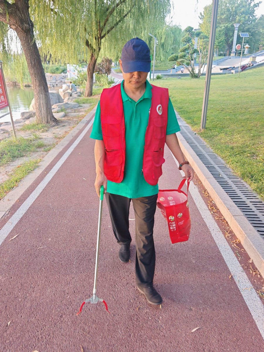 Kaylvxo1's tweet photo. [This weekend, I helped the community clean the riverside—we found and removed exposed trash that had been hidden for months, making the area safe for kids to play!] https://t.co/5q5nMGKxS6
