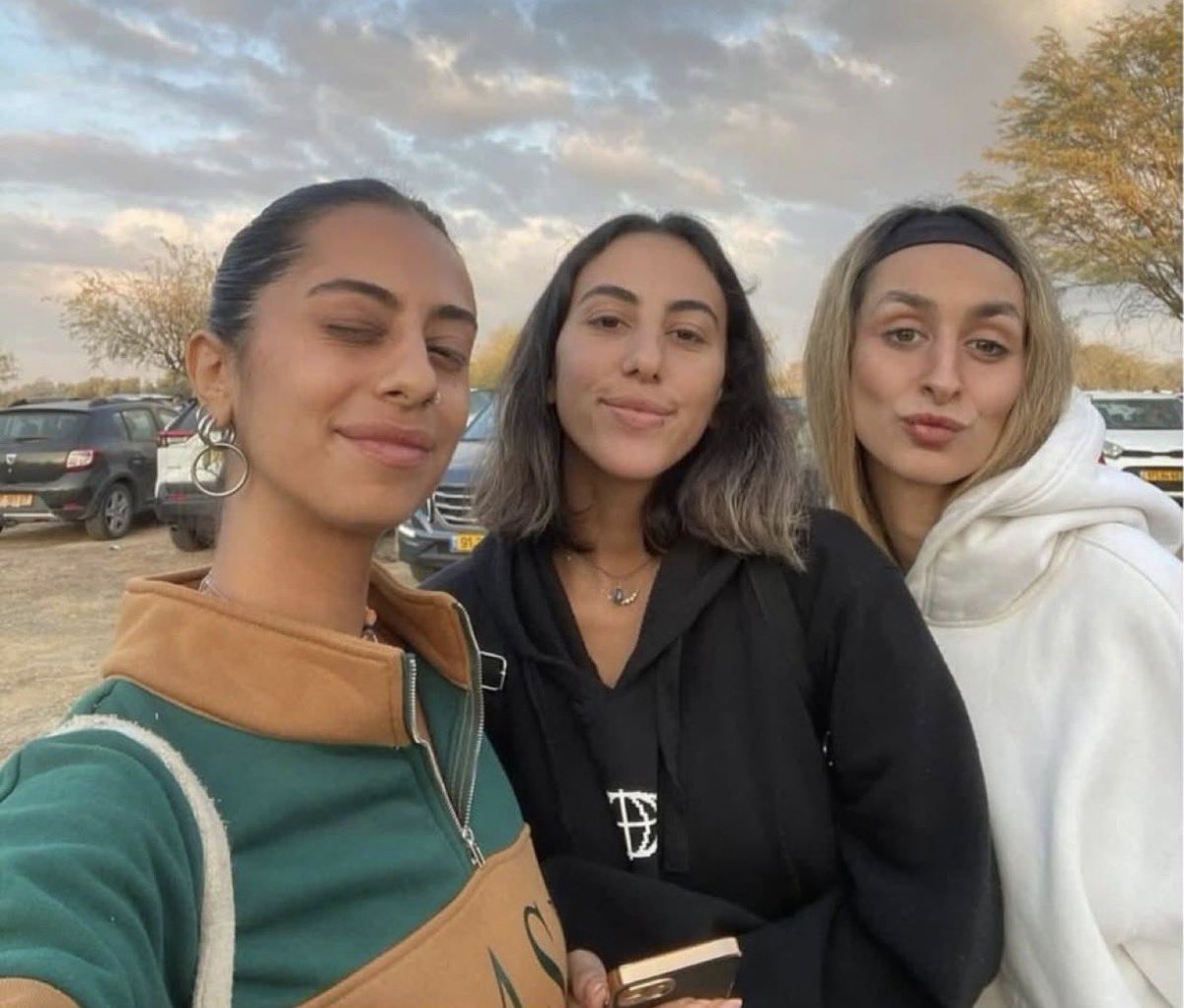 JeremBenhaim's tweet photo. Quelques heures avant le massacre du festival Nova commis par les monstres du Hamas, Lior, Dorin et Eden se sont arrêtées pour prendre cette photo.

À la fin de la journée du 7 octobre, Lior et Dorin avaient été assassinées.

Eden a été prise en otage à Gaza et a été assassinée quelques mois plus tard dans un tunnel à Rafah.

Cette photo sera leur dernière ensemble. 💔

C’était il y a trois ans. Jamais nous n’oublierons.

Que leur mémoire soit une bénédiction. 🕯️