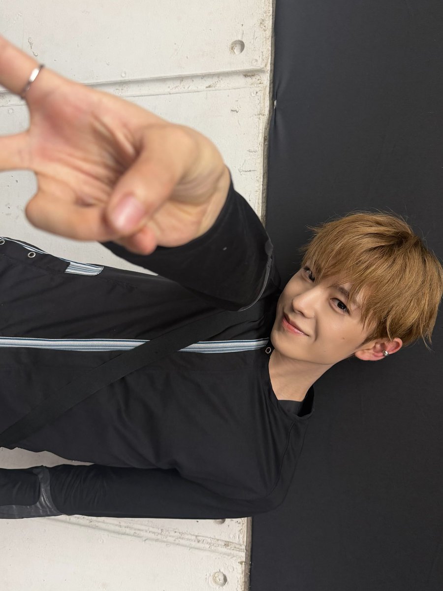 Duckjilyeodeun's tweet photo. 짭막내즈
막내가 제일 의젓한 V인거 볼 사람
근데 히로세랑 토쿠노 귀 빨간거
이어피스 아파서 그런거같애 ㅜㅜㅠㅠㅜ
어른흉내 내지말고 당장 빼 ㅜㅜㅠㅠ https://t.co/Y1cq6R3SKn