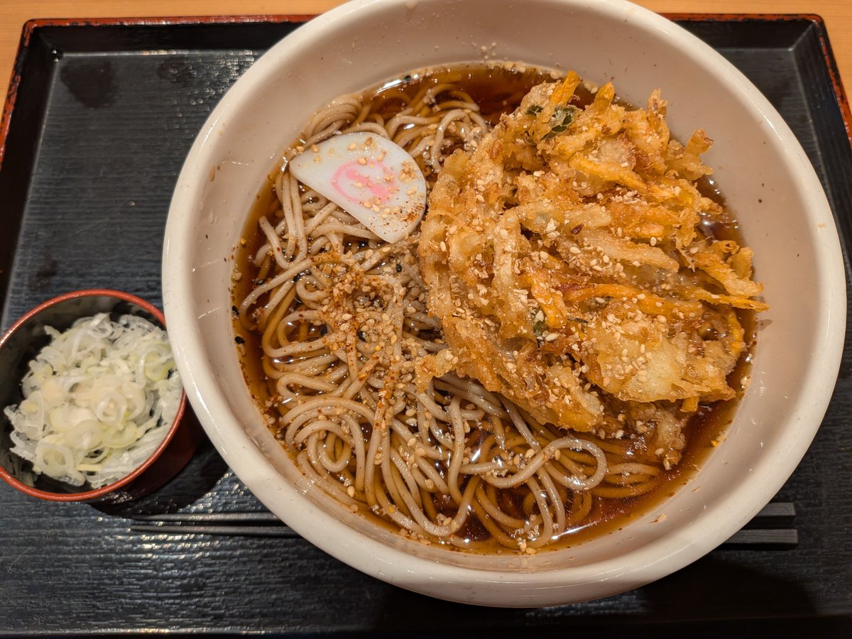 Bomber_Kojima's tweet photo. 図らずも……

そばいち@小岩駅
かき揚げそば（大盛）

昼も夜も蕎麦 こんな日もある そして今日は休肝日 ついつい話題のあの子が頭によぎる……

美味しゅうございました😋

 #立ち食いそば  #駅そば  #小岩  #そばいち  #休肝日  #ちいかわ  #シーサー  #くりまんじゅう https://t.co/UauDQU6ZMc