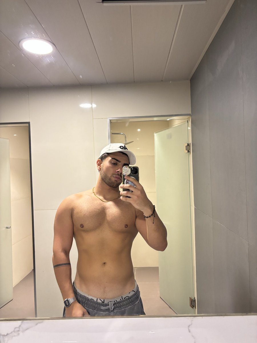 notanthhh's tweet photo. Post gym https://t.co/MKXLGlVjc7
