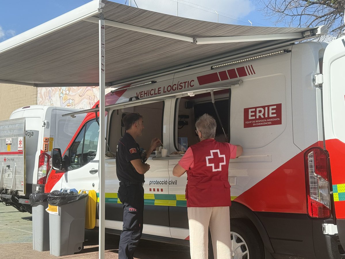 CreuRojaCAT's tweet photo. 🔴 Seguim activats en l’emergència #INUNCAT. Des del CCA de Granollers oferim avituallament als cossos d’emergència, participem en les tasques de recerca del menor i col·laborem en la recuperació de les vies afectades. https://t.co/svVUPmeCxN