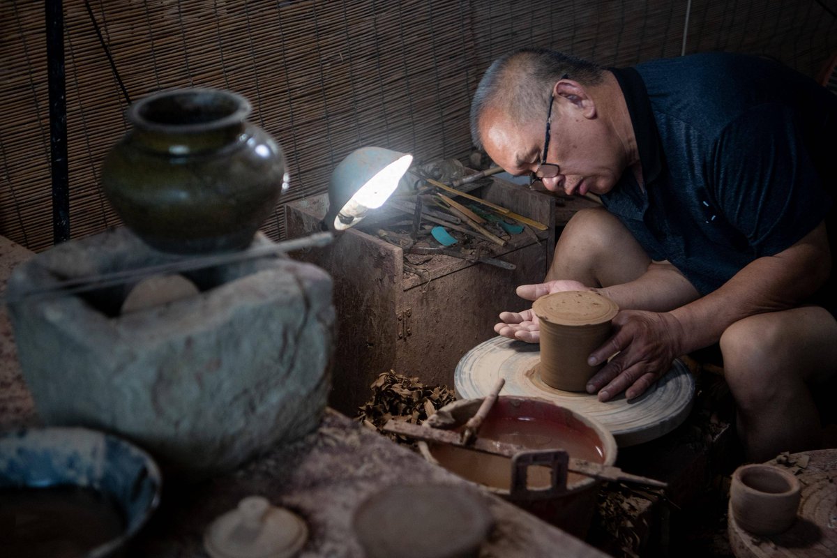 OriolGimeno's tweet photo. Trying to get my hands on that rare 釉色 (glaze) from the traditional workshop, where they 纠 (adjust) the precise firing temp to 卓 (excel) and 狙 (target) every subtle detail. Such a perfect craft!， https://t.co/DHmA8pt9Ed