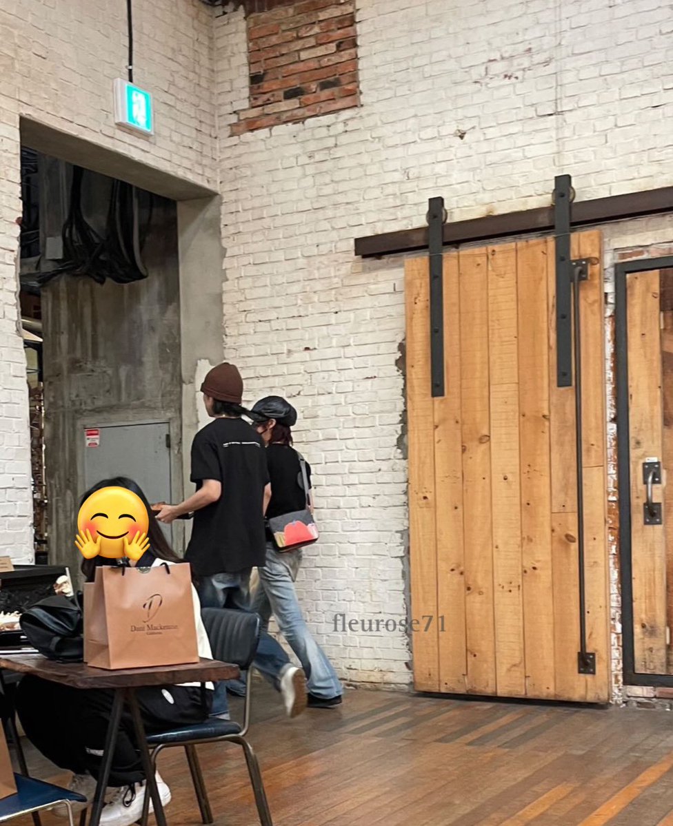 mingnuna99's tweet photo. 갤러리에 뭔 모르는 커플 사진이 있길래 뭐임? 하고 지울랬는데 윳토윳타잖아 아놔 https://t.co/PRO41Hlhne