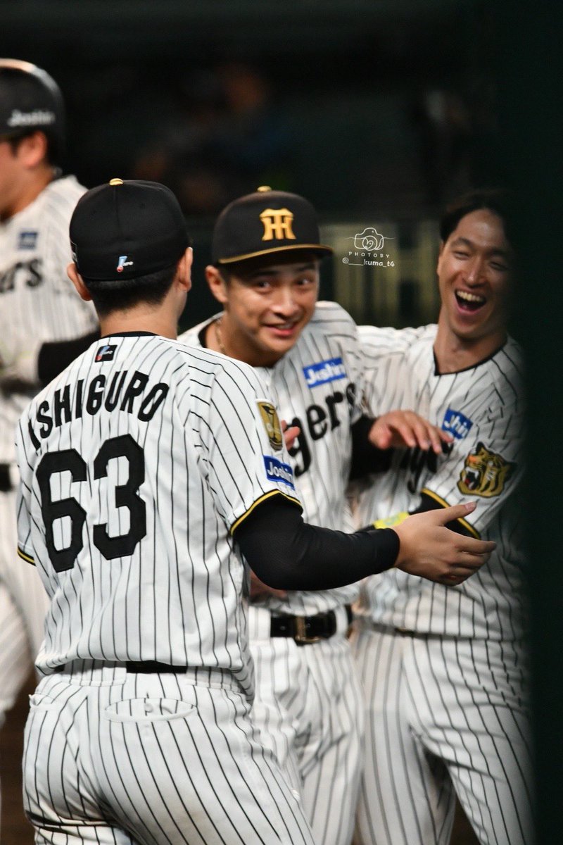 ____kuma_t4's tweet photo. 2026.10.7 阪神甲子園球場

チカが熊谷くんよしよししてて
私が号泣ｗｗｗｗｗｗ
バントよく決めてくれたよ！！！

 #熊谷敬宥  #近本光司 
 #阪神タイガース #hanshin #hanshintigers https://t.co/Cc4CKLUz99