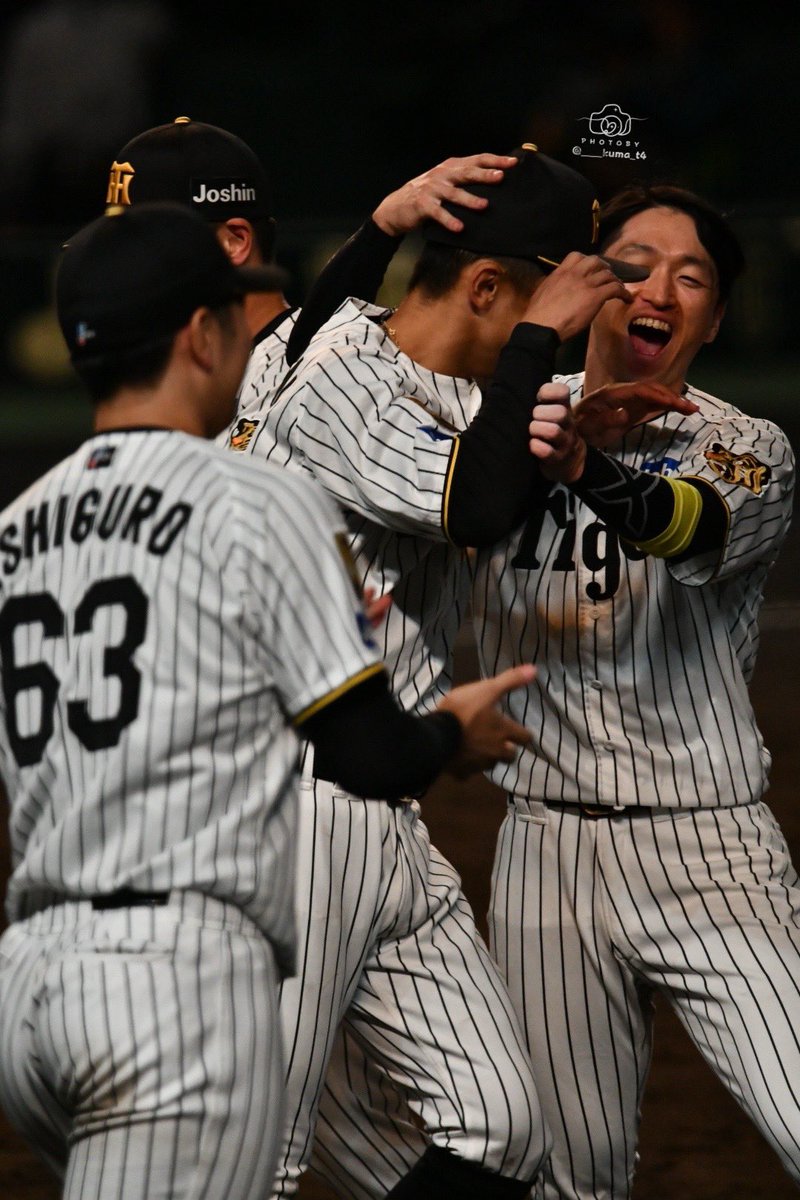 ____kuma_t4's tweet photo. 2026.10.7 阪神甲子園球場

チカが熊谷くんよしよししてて
私が号泣ｗｗｗｗｗｗ
バントよく決めてくれたよ！！！

 #熊谷敬宥  #近本光司 
 #阪神タイガース #hanshin #hanshintigers https://t.co/Cc4CKLUz99