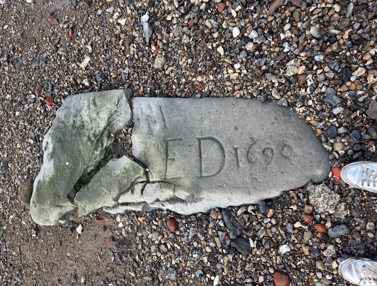 mudlarkanna's tweet photo. ED. 1699 left his (or very much less likely, her) mark on the #Thames #foreshore 337 years ago, and now the #tide has uncovered it. #mudlarking https://t.co/DU9xGaMYCT
