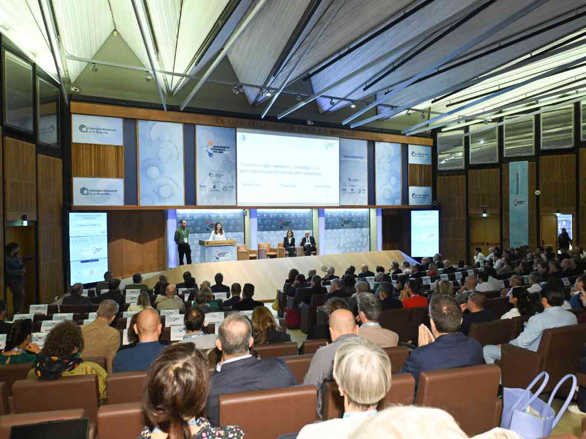 OGS_IT's tweet photo. ❄️Artico, Antartide e Terzo Polo sono decisivi per il clima globale. A Roma la Prima Conferenza Nazionale Polare, coordinata dal @CNRsocial_  con @ENEAOfficial , @INGV_press  e #OGS, ha riunito la ricerca italiana per definire le priorità e redigere un White Paper strategico. https://t.co/T5fKar863A
