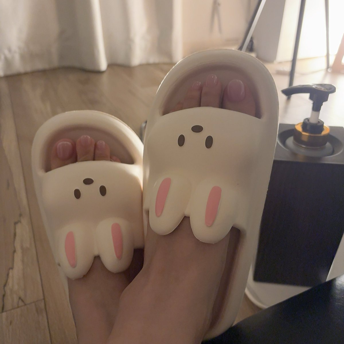dandy2adachi's tweet photo. ヒヤヒヤしたり(*˘꒳​˘*)ｽﾔｽﾔ𓈒 𓂂𓏸したりしましたが、何とか🈵で終わりました！
う、う、う、うれぴーまん🫑

ホントにウサギのスリッパ履いた安達見なくても良かったの？
誰も気付いてくれなかったけど。。

ぶっちゃけ、ワンサイズ小さかったのは秘密ね🤫 https://t.co/DtXG86YDaC