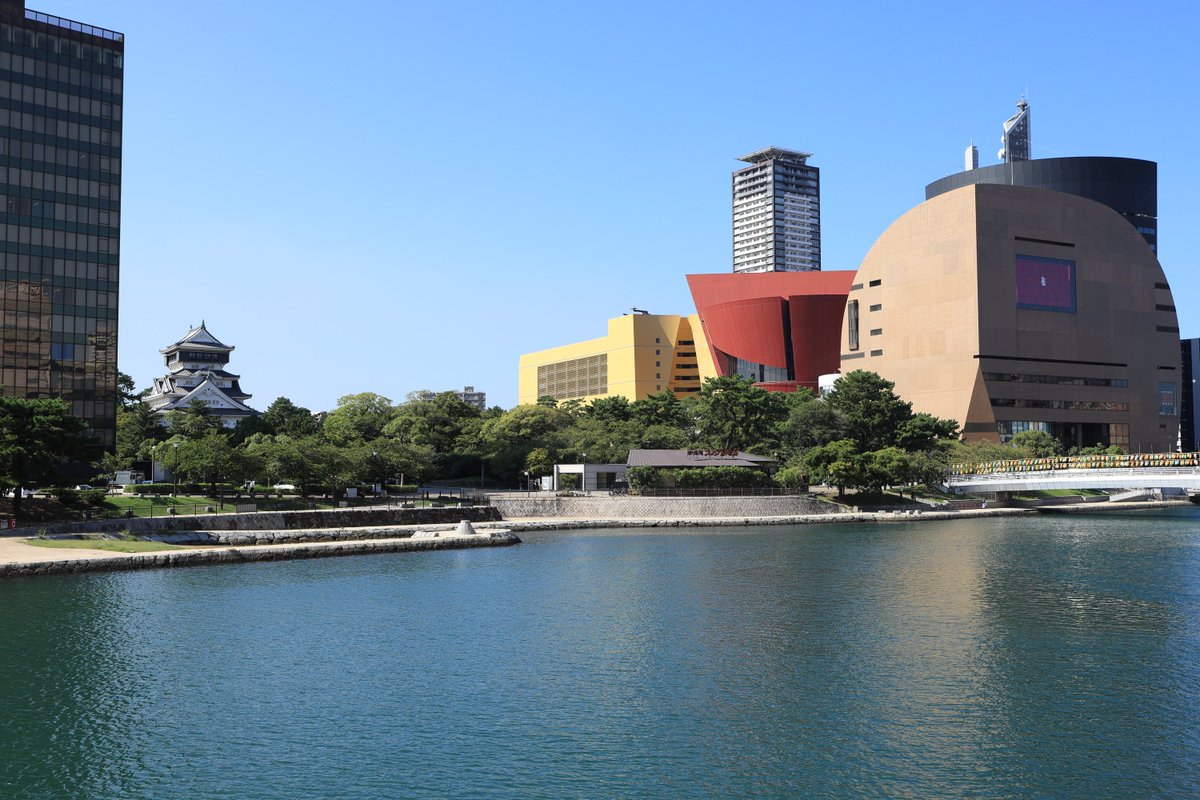 momo0874632's tweet photo. 小倉城

小倉駅からだと徒歩15分ほど、もよりの西小倉駅からなら徒歩５分ほどで小倉城に着く

新幹線の線路からの距離は非常に近いが、周囲に高い建物があるので直接は見えない

一番上の第五層が第四層よりも広いのが特徴

すぐそばには、松本清張記念館もある。こちらの吹き抜け部分には、生前松本清張氏が住んでいた家の一部が移築・再現されており、まるで図書館のような膨大な書物を収めた書庫には驚かされる