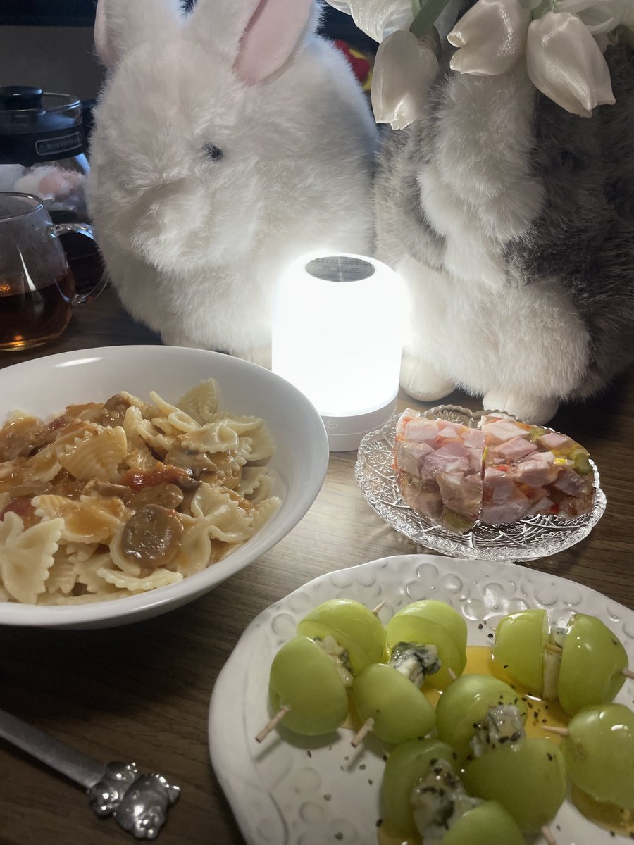 ayamenomonsyou's tweet photo. 一人かわいいもの食べる会
料理は何度かやって飽きてしばらくやりたくないので買ってきた物で

右奥の成城石井で買ったハムのやつめっちゃおいしいです https://t.co/QxZBRCM7u7
