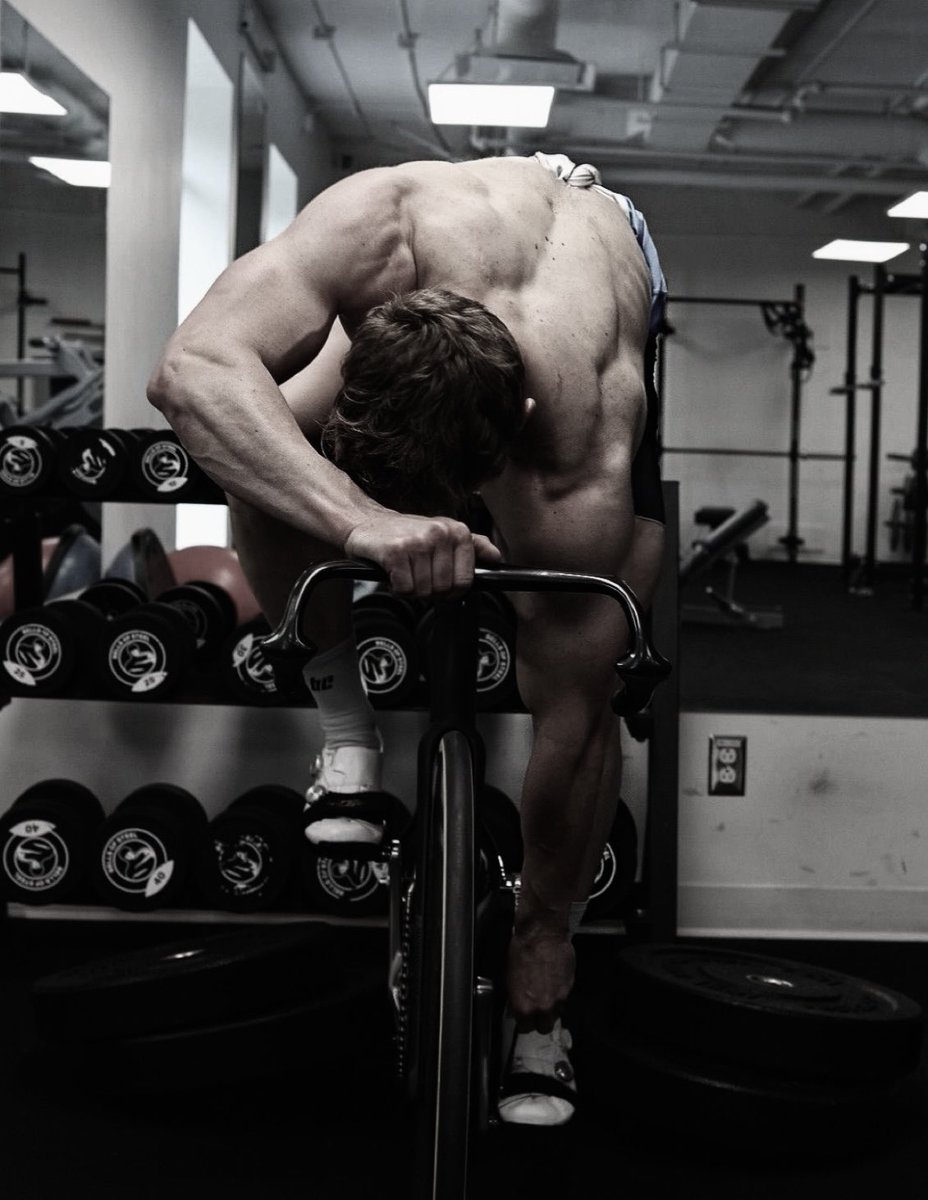 mythoB2's tweet photo. #handsomethursday https://t.co/KzAD2yyhjl