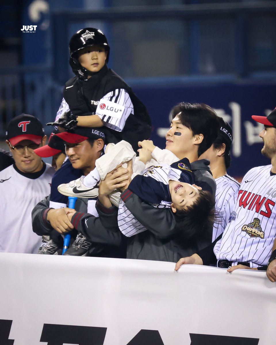 JUST__N01's tweet photo. 육아 미리 체험이요

#LGTWINS #엘지트윈스 #임찬규 https://t.co/ckXb4C6I31