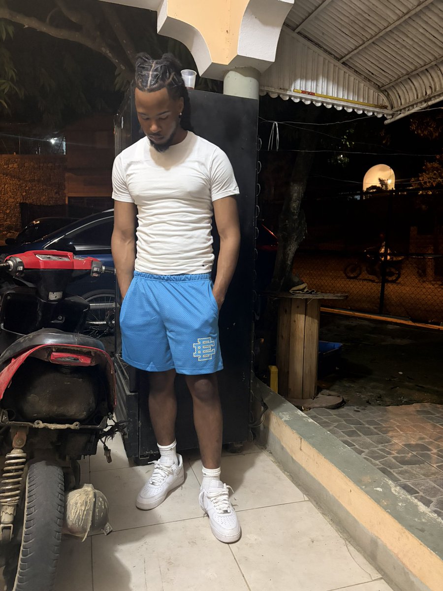 GlizzRilla's tweet photo. 🏝️ https://t.co/t2vm1oobha